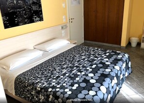 Vierbettzimmer | Zimmersafe, Schreibtisch, Bettwäsche