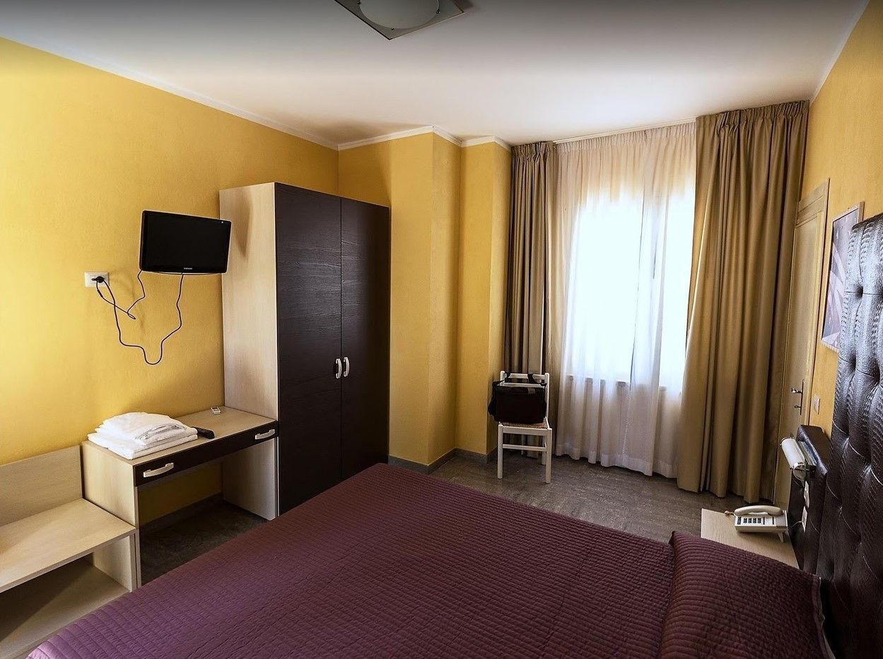 Camera doppia | Una cassaforte in camera, una scrivania, lenzuola