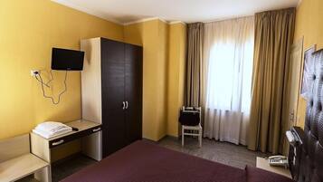 Quarto casal | Cofres nos quartos, escrivaninha, roupa de cama