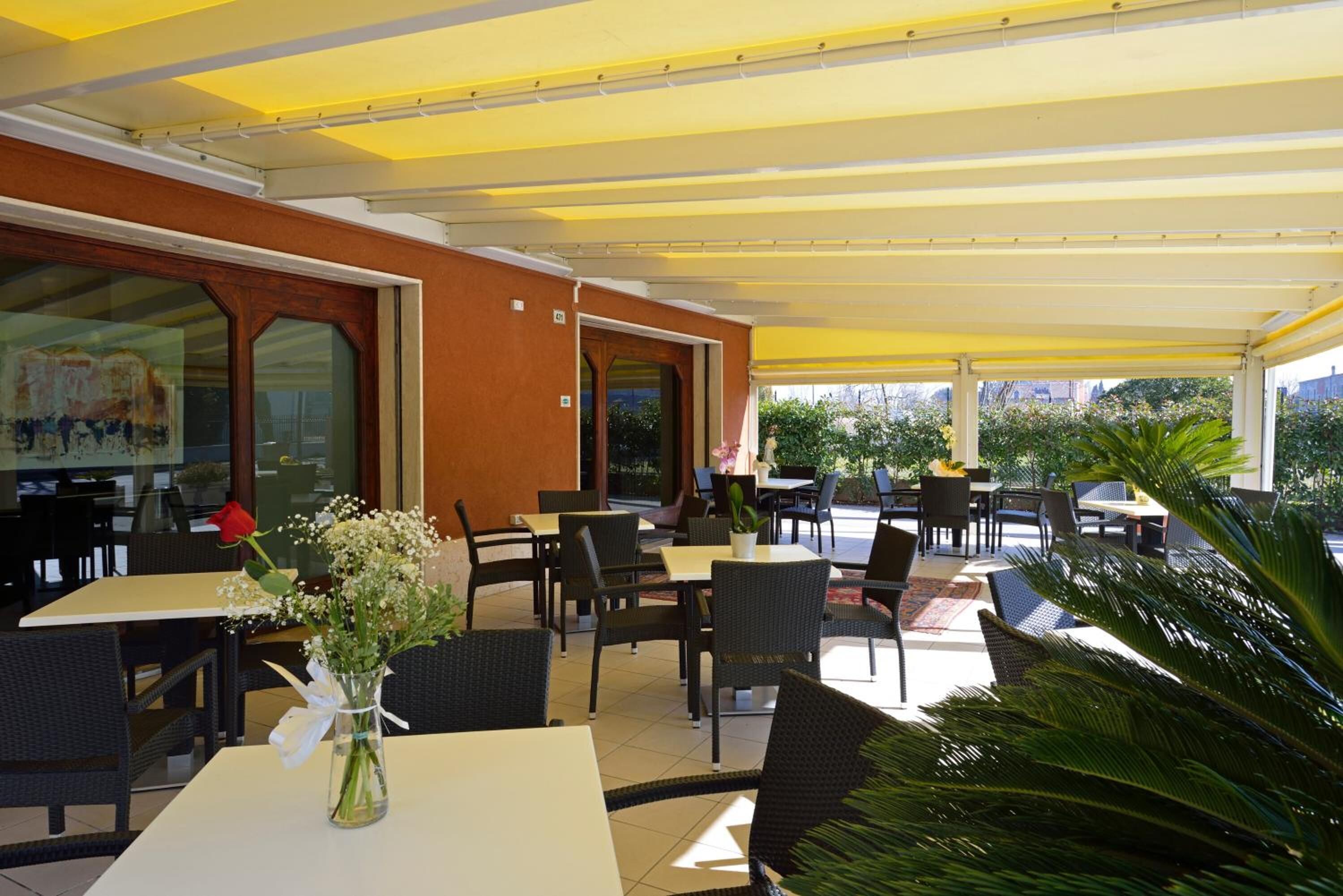 Breakfast, lunch, dinner served; Italian cuisine 