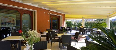 Breakfast, lunch, dinner served; Italian cuisine