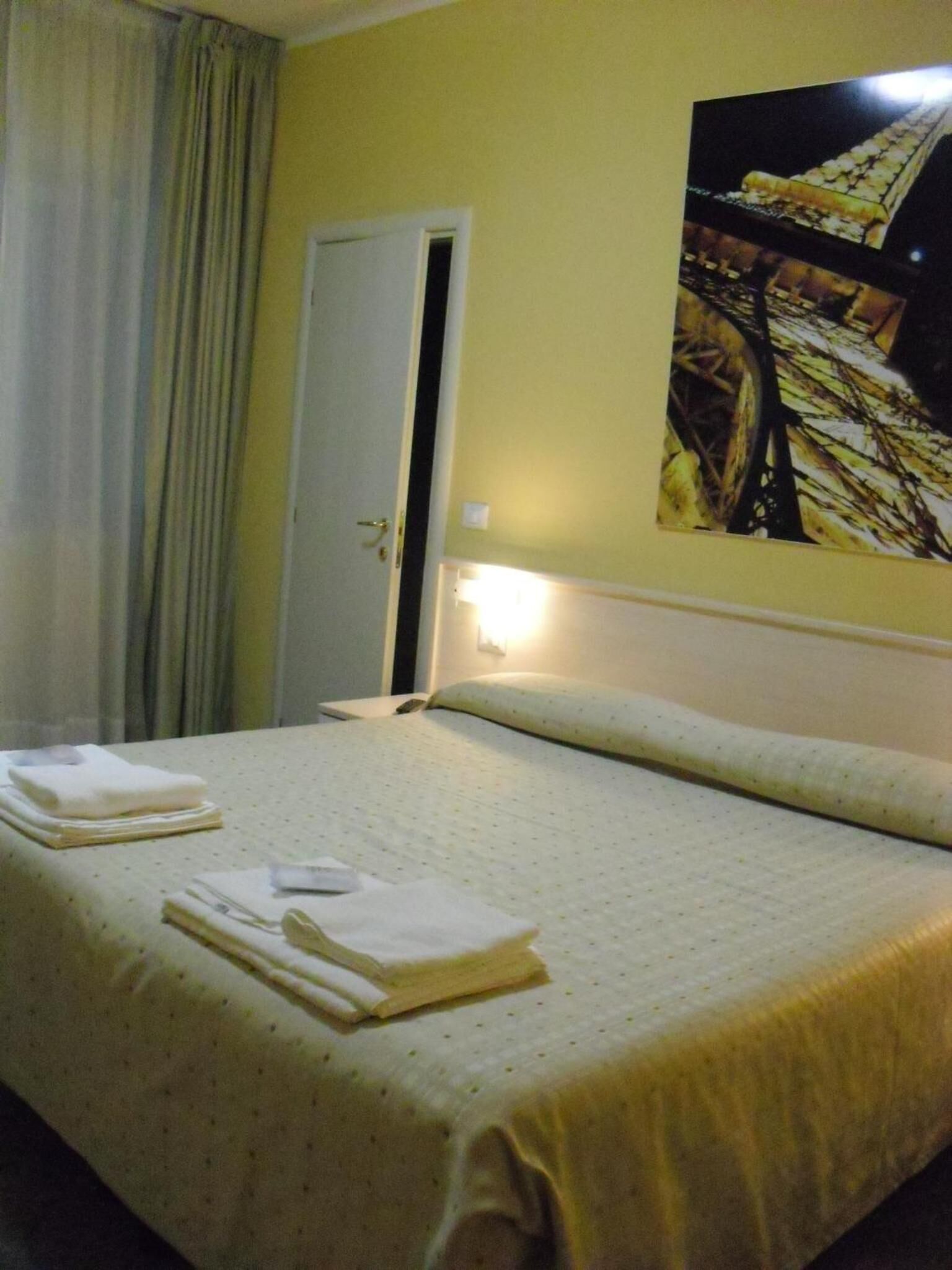 Zimmersafe, Schreibtisch, Bettwäsche