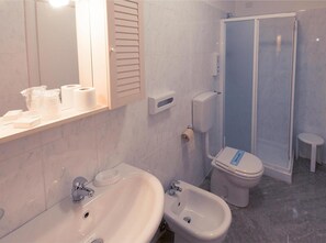 Shower, free toiletries, hair dryer, bidet - Albergo Italia (Porto Tolle)