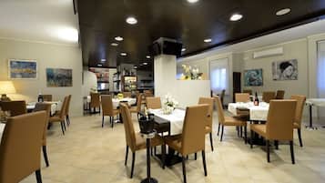 Se sirven desayunos, comidas, cenas y cocina italiana