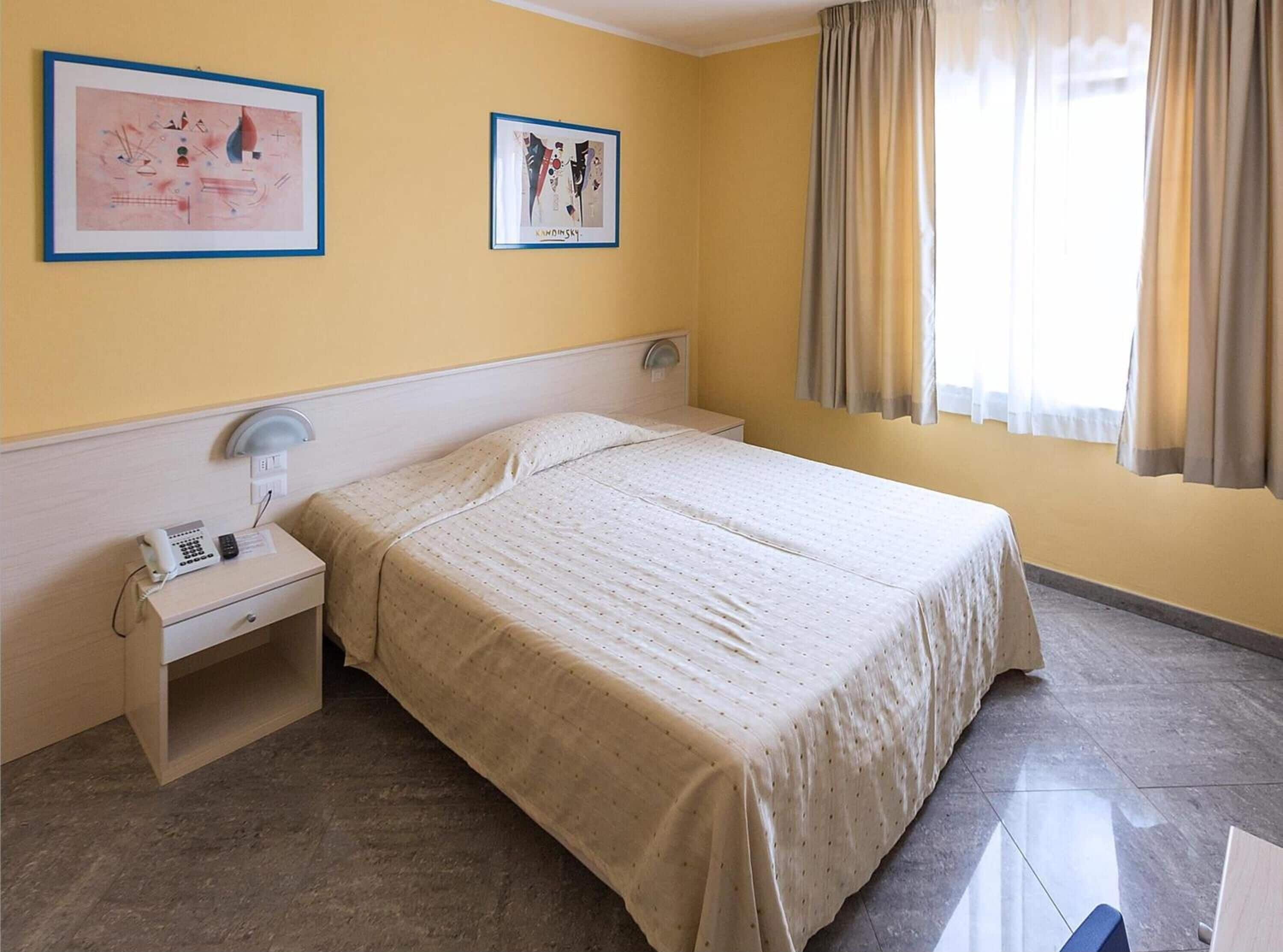 Una cassaforte in camera, una scrivania, lenzuola