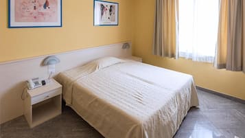 Una cassaforte in camera, una scrivania, lenzuola