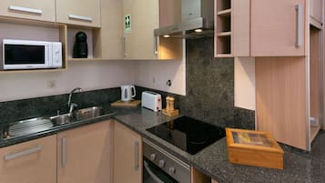 Apartamento, 1 quarto, no piso térreo | Cozinha privada | Geladeira, micro-ondas, fogão, cooktop