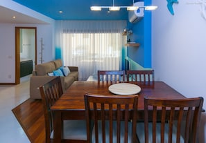 Appartement, 1 chambre, rez-de-chaussée | Restauration dans la chambre