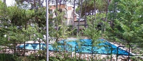 Piscine extérieure (ouverte en saison), chaises longues