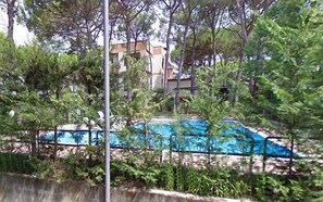 Seasonal outdoor pool, pool loungers - GHotel Lignano (Lignano Sabbiadoro)