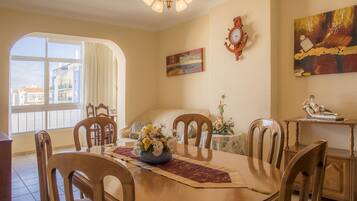 Departamento, 2 habitaciones | Área de sala de estar | Televisión