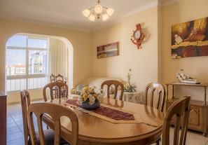 Apartemen, 2 kamar tidur | Area keluarga | TV