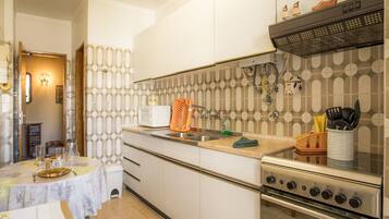 Departamento, 2 habitaciones | Cocina privada | Refrigerador, microondas, horno y parrilla de estufa