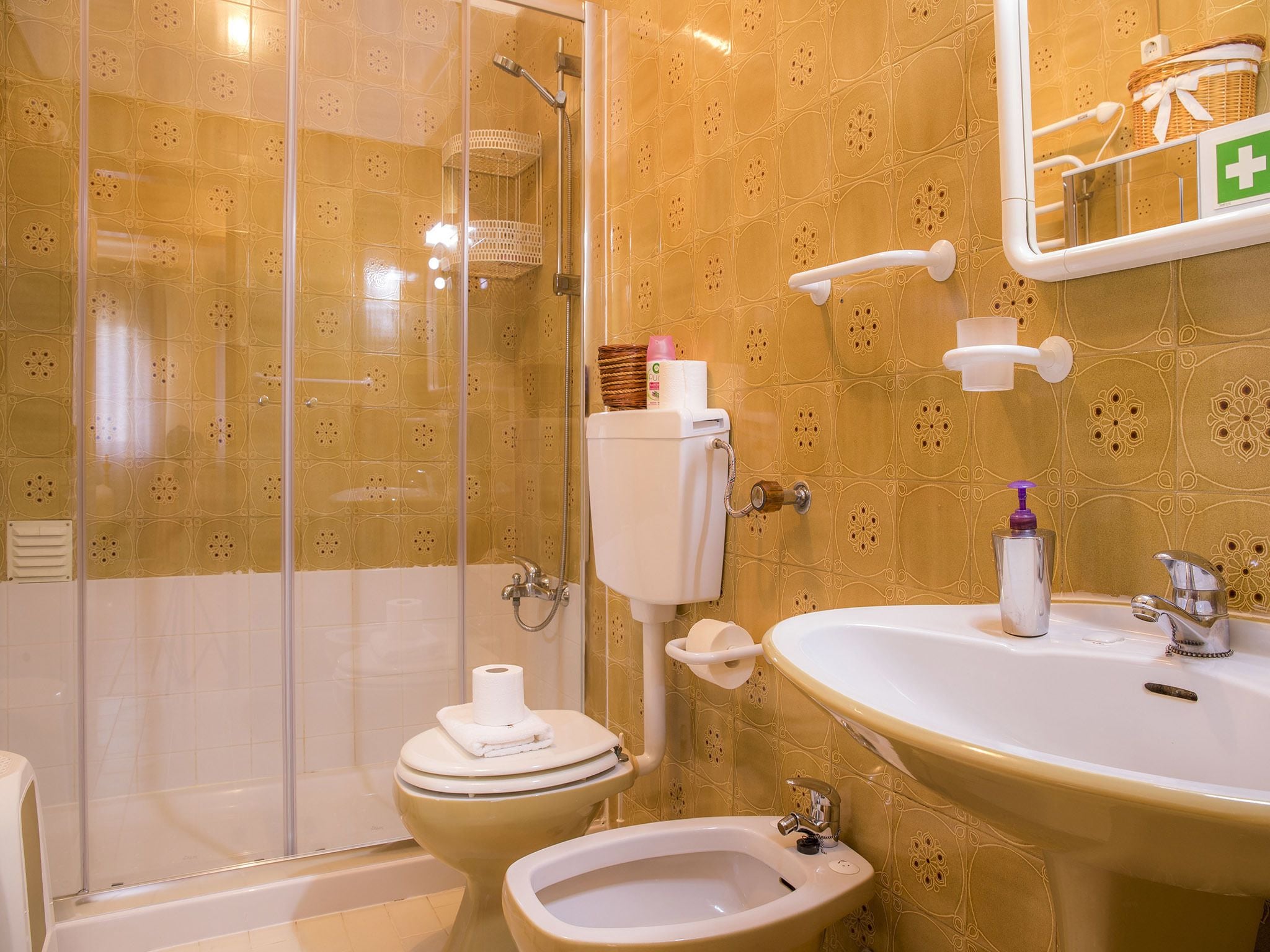 Departamento, 2 habitaciones | Baño | Amenidades de baño gratuitas, secadora de cabello, toallas 