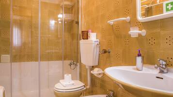 Departamento, 2 habitaciones | Baño | Amenidades de baño gratuitas, secadora de cabello, toallas