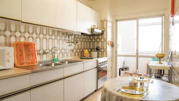 Departamento, 2 habitaciones | Cocina privada | Refrigerador, microondas, horno y parrilla de estufa