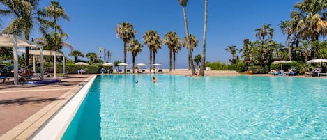 Una piscina al aire libre de temporada