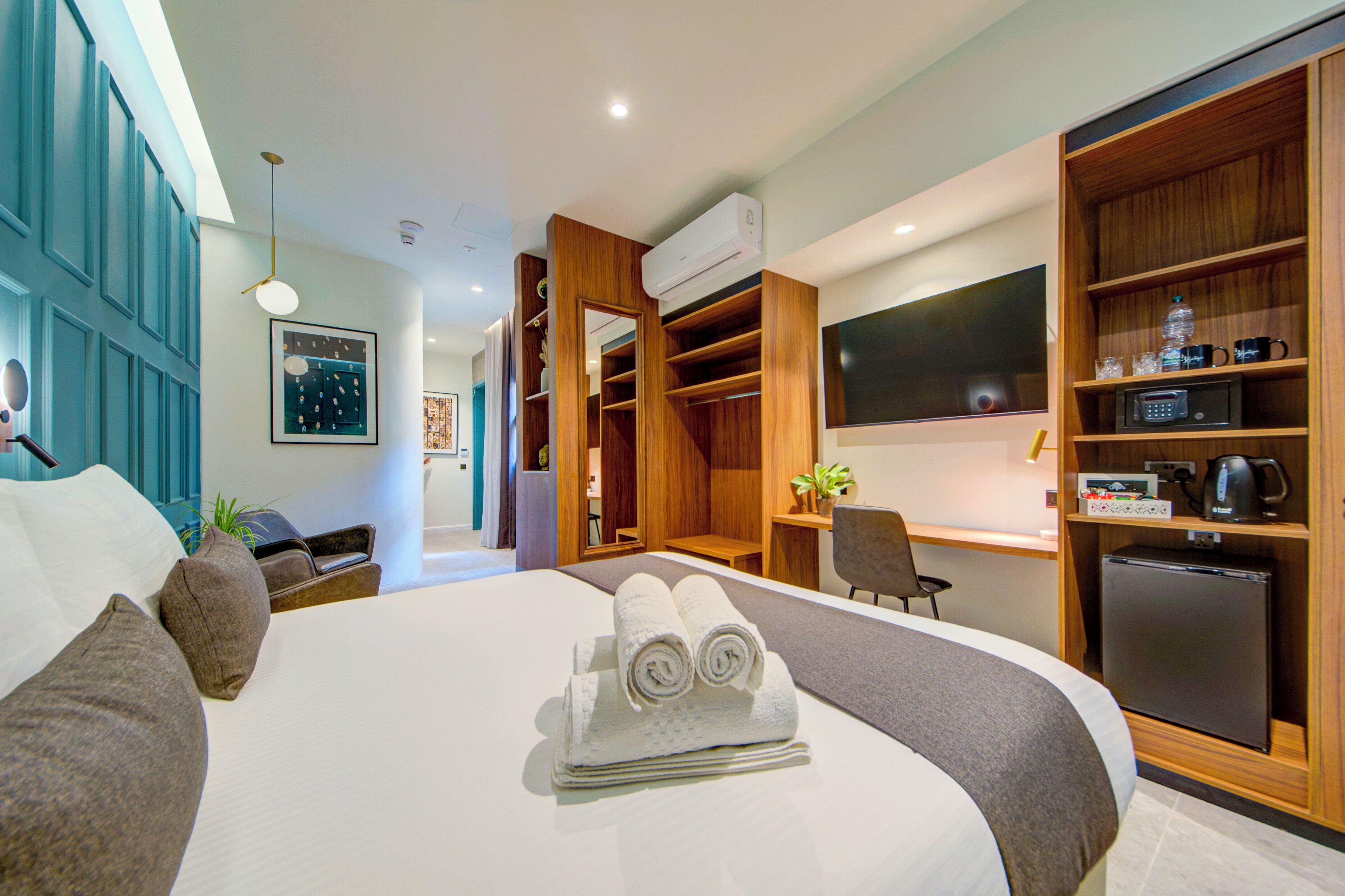 Deluxe Double Room 2nd Floor Internal Courtyard Facing 14 