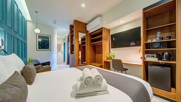 Deluxe Double Room 2nd Floor Internal Courtyard Facing 14