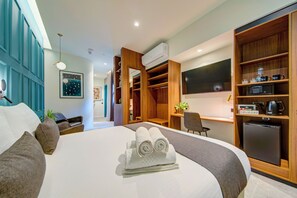 Deluxe Double Room 2nd Floor Internal Courtyard Facing 14  | 高級寢具、房內夾萬、遮光窗簾/窗簾、隔音