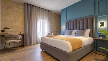Una habitación de hotel moderna con una cama grande, un escritorio y una silla.
