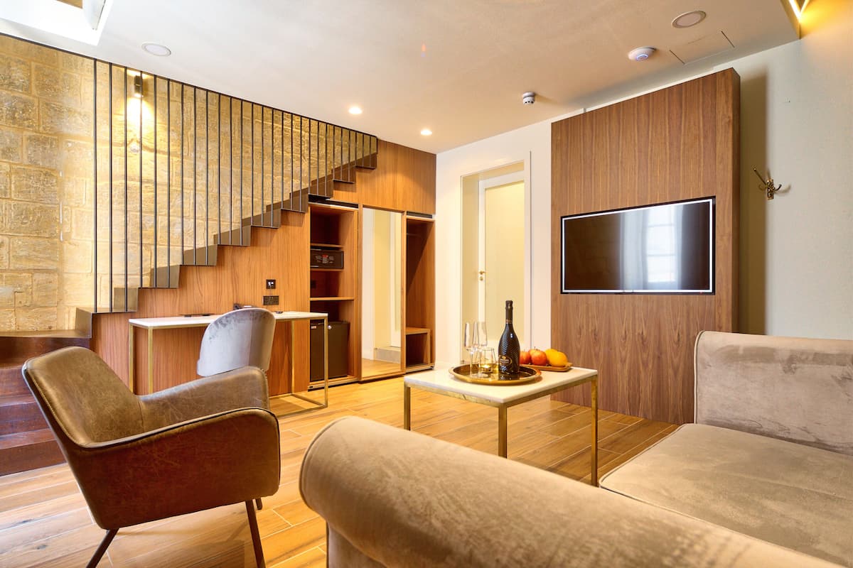 Deluxe-Maisonette, Badewanne (Suite 7) | Wohnzimmer | Flachbildfernseher