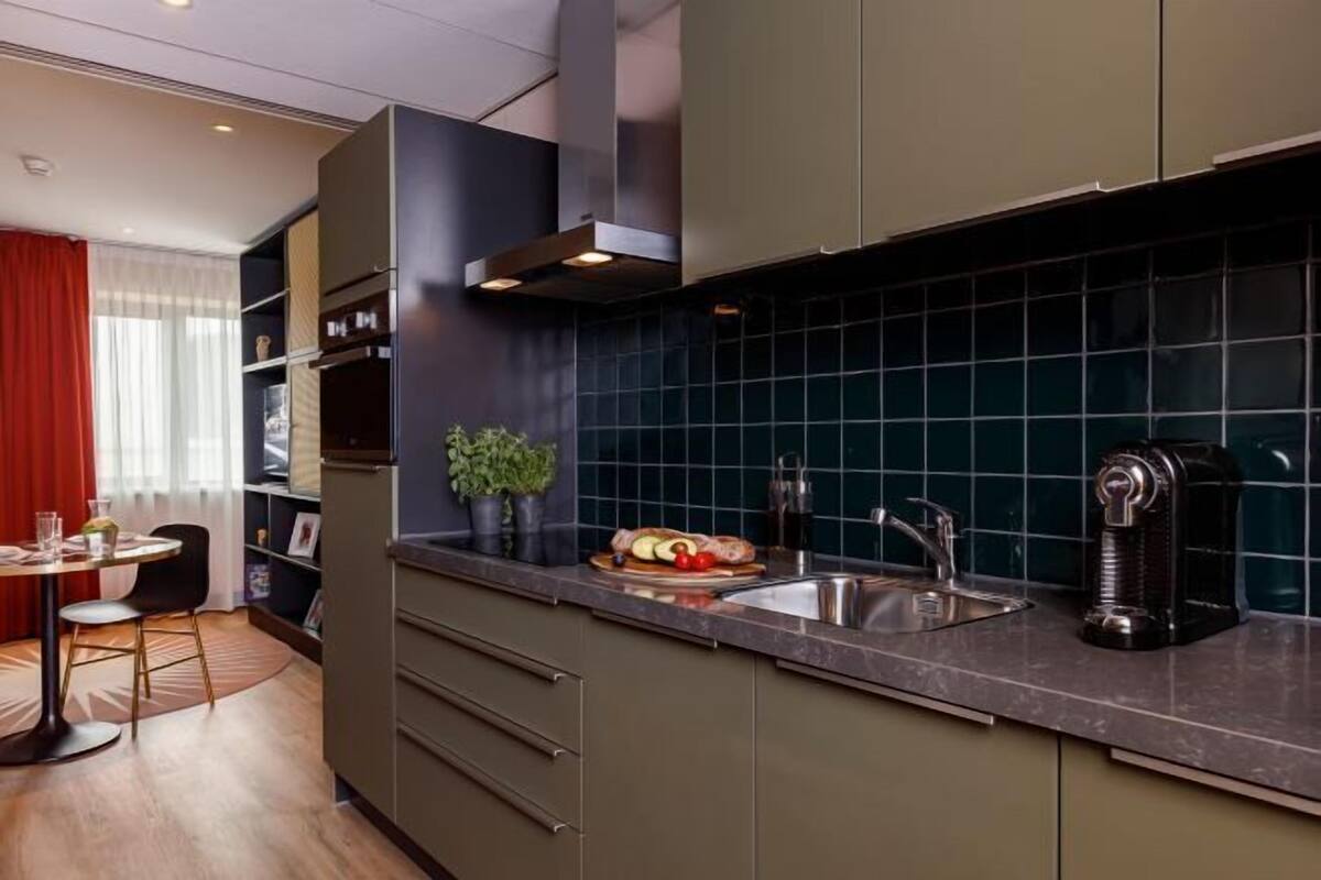 Private kitchen | Fridge, microwave, oven, stovetop