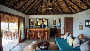 Suite – deluxe, sjøutsikt | Safe på rommet, blendingsgardiner og wi-fi (inkludert)