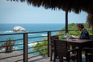 Suite Deluxe, vistas al mar | Caja fuerte, decoración individual, mobiliario individual