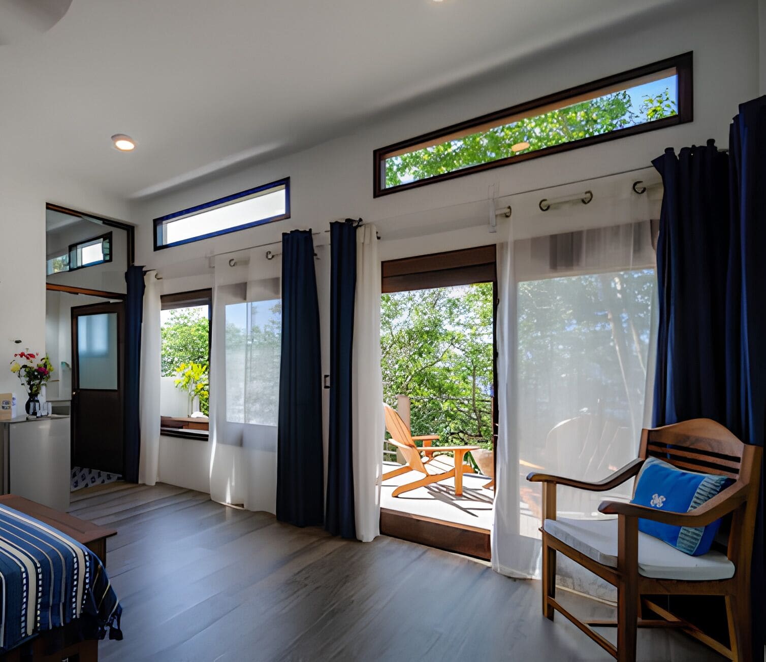 Suite superior, vista al mar | Caja de seguridad en la habitación y decoración personalizada 