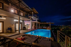 ด้านหน้าที่พัก - ตอนเย็น/กลางคืน