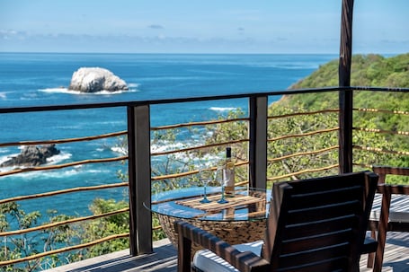 Deluxe Suite, Sea View | In-room safe, individually decorated, individually furnished