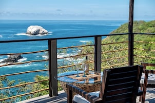 Suite Deluxe, vistas al mar | Caja fuerte, decoración individual, mobiliario individual