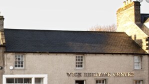 Un edifici amb el rètol 'WICK HERITAGE CENTRE' a la façana.