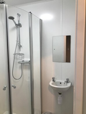 Free toiletries, hair dryer, towels - Harbour Bridge Camps Bar (Wick)
