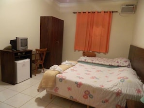 Deluxe Room, Non Smoking | Minibar, free WiFi, bed sheets