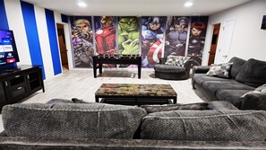 LCD-televisio, videopelikonsoli, DVD-soitin, pöytäjalkapallopöytä