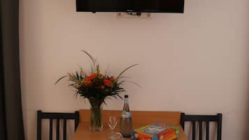 Klassieke vierpersoonskamer, niet-roken | Een kluis op de kamer, een bureau, verduisterende gordijnen, gratis wifi