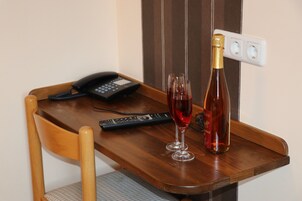 标准双人房, 无烟房 | 客房内保险箱、办公桌、遮光窗帘、免费 WiFi