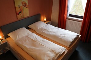 Chambre de base double | Coffre-fort, bureau, rideaux d’obscurcissement, accès au Wi-Fi (inclus)