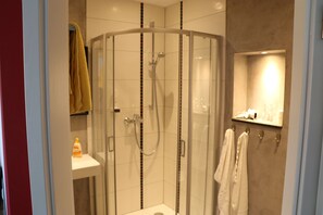 Classic Quadruple Room | Bathroom