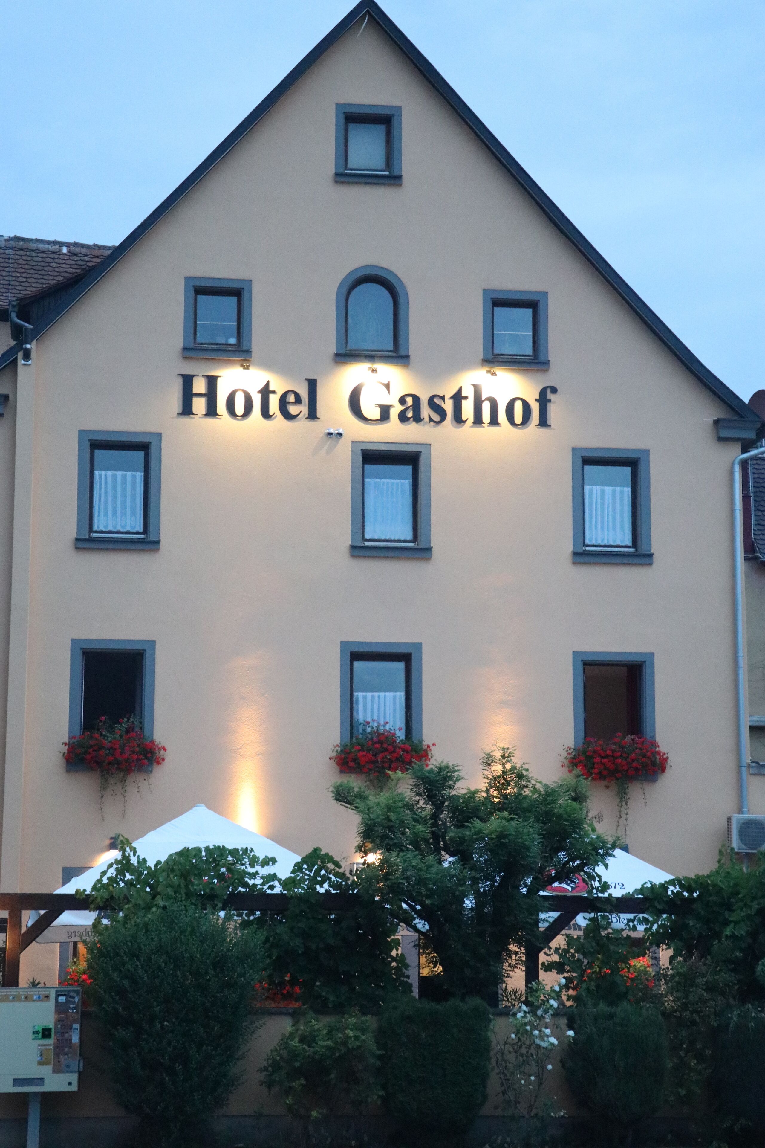 Un edificio con el letrero "Hotel Gasthof", que indica que se trata de un hotel.