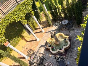 Courtyard - VIP Accommodations (Hollywood)