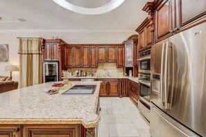 Luxury House, 6 Bedrooms | Private kitchen - VIP Accommodations (Hollywood)