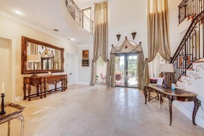 奢华独立别墅, 6 间卧室 | 起居区 | 60-英寸智能电视 （配备有线频道）、电视