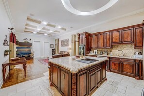 Luxury House, 6 Bedrooms | Private kitchen | Fridge, microwave - VIP Accommodations (Hollywood)