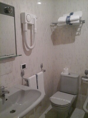 Combined shower/tub, free toiletries, hair dryer, towels