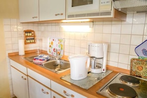 Kühlschrank, Mikrowelle, Ofen, Geschirrspüler