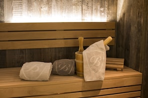 Un banc en bois avec des serviettes et une brosse en bois.