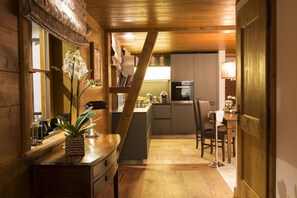 Apartemen Mewah, perapian (Zirma) | Dapur pribadi | Lemari es besar, oven, kompor, dan mesin pencuci piring